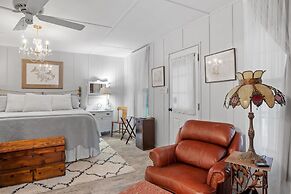 Kaderli Haus 1 Bedroom Cottage by RedAwning