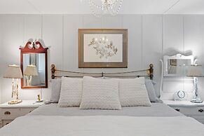 Kaderli Haus 1 Bedroom Cottage by RedAwning