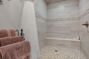 Kaderli Haus 1 Bedroom Cottage by RedAwning