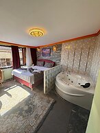 Gur Royal Suit Aparts