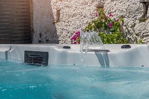 Villa Miri, superior heritage villa with swimming pool