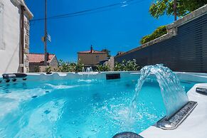 Villa Miri, superior heritage villa with swimming pool