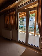 Samaras Apartments in Kamena Vourla