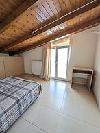 Samaras Apartments in Kamena Vourla