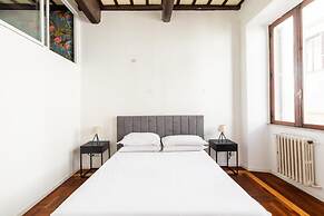 Campo de Fiori Large and Beautiful Apartment