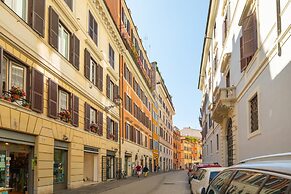 Campo de Fiori Large and Beautiful Apartment