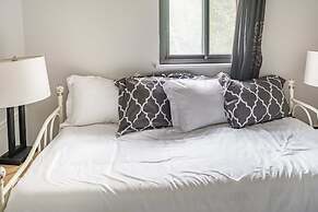 Spacious 3-bed Suite in Browntown, Near Dining & Fun