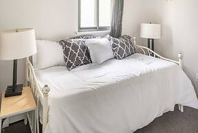 Spacious 3-bed Suite in Browntown, Near Dining & Fun