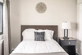 Spacious 3-bed Suite in Browntown, Near Dining & Fun