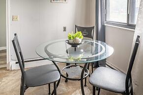 Spacious 3-bed Suite in Browntown, Near Dining & Fun