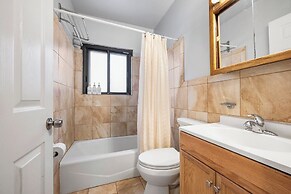 Spacious 3-bed Suite in Browntown, Near Dining & Fun