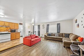 Spacious 3-bed Suite in Browntown, Near Dining & Fun