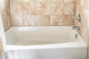 Spacious 3-bed Suite in Browntown, Near Dining & Fun