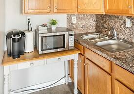 Spacious 3-bed Suite in Browntown, Near Dining & Fun