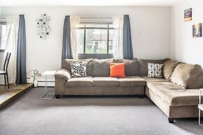 Spacious 3-bed Suite in Browntown, Near Dining & Fun