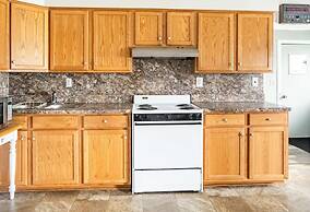 Spacious 3-bed Suite in Browntown, Near Dining & Fun