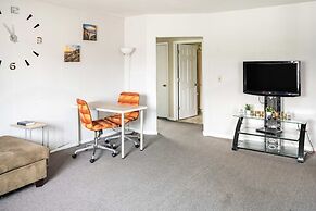 Spacious 3-bed Suite in Browntown, Near Dining & Fun