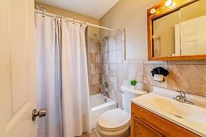 Spacious 3-bed Suite in Browntown, Near Dining & Fun