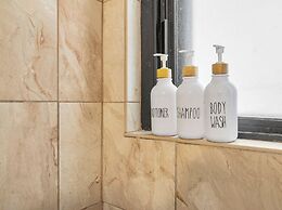 Spacious 3-bed Suite in Browntown, Near Dining & Fun