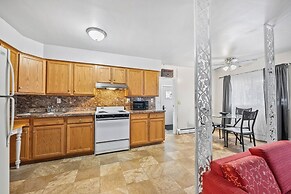 Spacious 3-bed Suite in Browntown, Near Dining & Fun