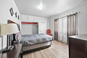 Spacious 3-bed Suite in Browntown, Near Dining & Fun