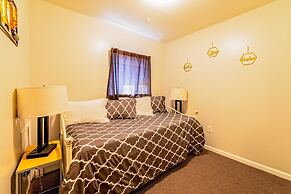 Spacious 3-bed Suite in Browntown, Near Dining & Fun