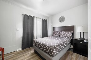 Spacious 3-bed Suite in Browntown, Near Dining & Fun
