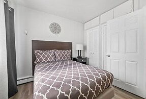 Spacious 3-bed Suite in Browntown, Near Dining & Fun