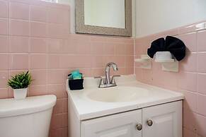 Warm Private Room in Detroit for Up to 4 w/ Wifi