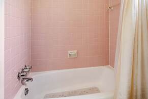 Warm Private Room in Detroit for Up to 4 w/ Wifi