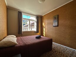 The Crossing Lodge and Backpackers