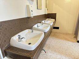 The Crossing Lodge and Backpackers