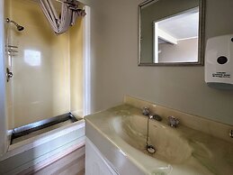 The Crossing Lodge and Backpackers