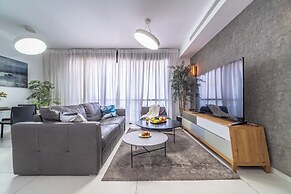 Stylish 1BR Beach-Front Apt w Sea View