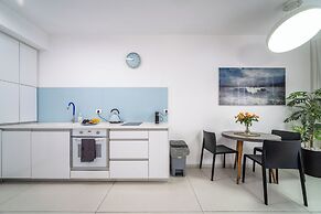 Stylish 1BR Beach-Front Apt w Sea View