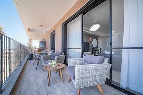 Stylish 1BR Beach-Front Apt w Sea View