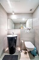 Stylish 1BR Beach-Front Apt w Sea View