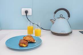 Stylish 1BR Beach-Front Apt w Sea View