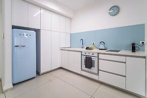 Stylish 1BR Beach-Front Apt w Sea View