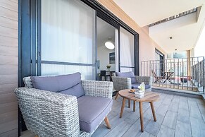 Stylish 1BR Beach-Front Apt w Sea View