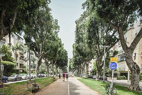 Spacious & Green 3BR Apt w Balcony