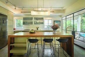 Spacious & Green 3BR Apt w Balcony