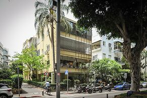 Spacious & Green 3BR Apt w Balcony