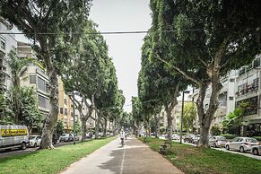 Spacious & Green 3BR Apt w Balcony