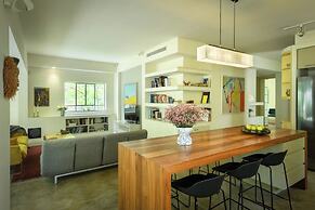 Spacious & Green 3BR Apt w Balcony