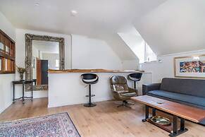 Cozy Apartment w/ Terrace Close to City Center