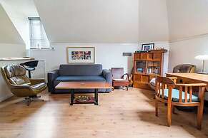 Cozy Apartment w/ Terrace Close to City Center