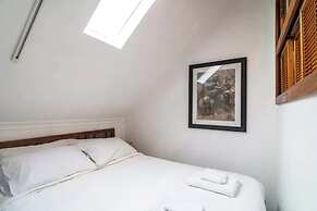 Cozy Apartment w/ Terrace Close to City Center