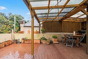 Cozy Apartment w/ Terrace Close to City Center