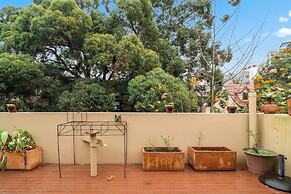 Cozy Apartment w/ Terrace Close to City Center